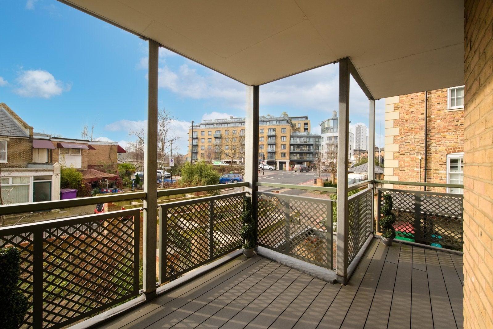 Flat Spring Grove in Greater London