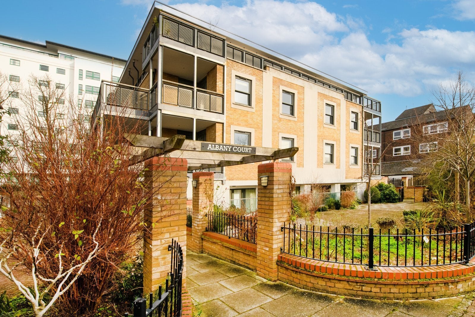 Flat Spring Grove in Greater London