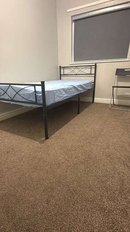 Room Berrowside Road in Birmingham