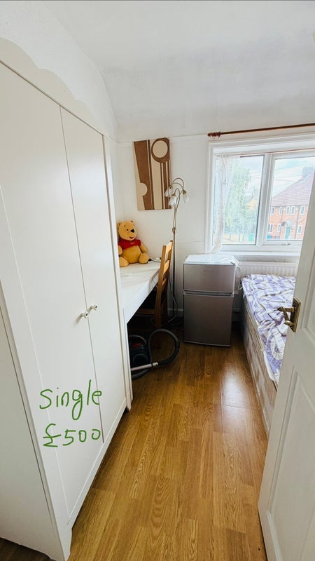 Room Broadoak Road in Manchester