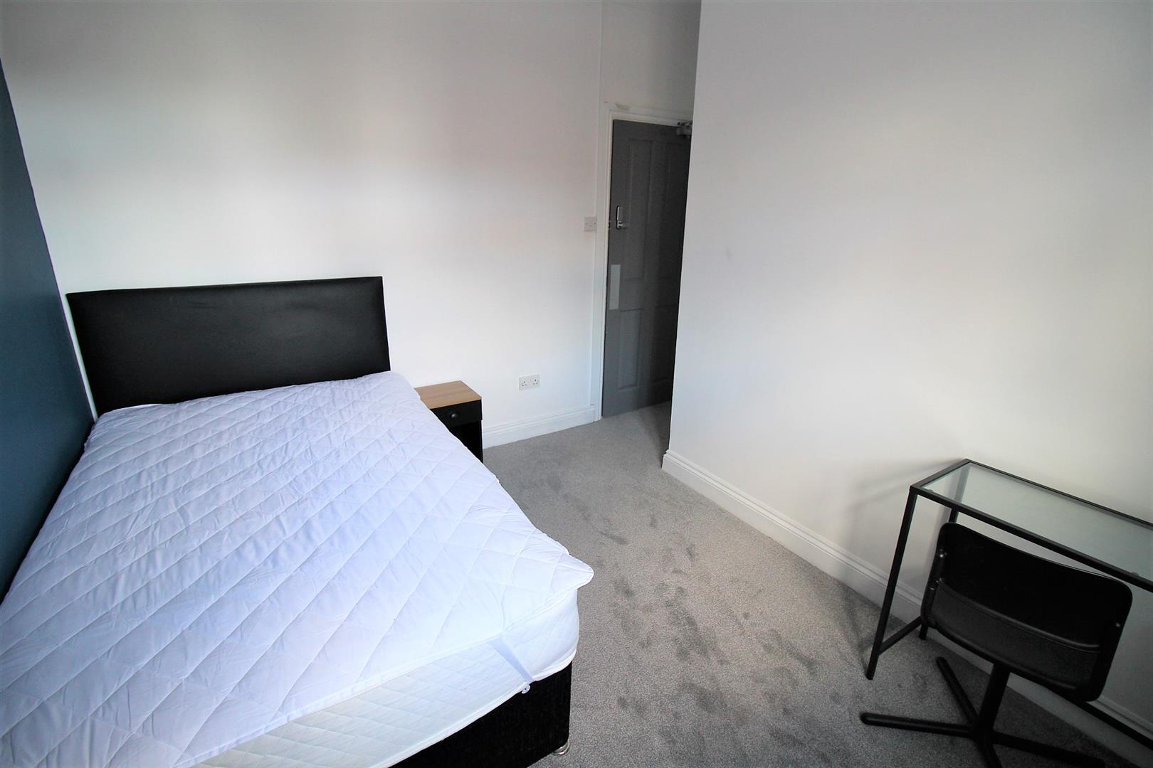 Room Esslemont Road in Portsmouth