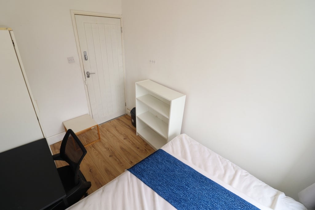 Room Globe Road in Greater London
