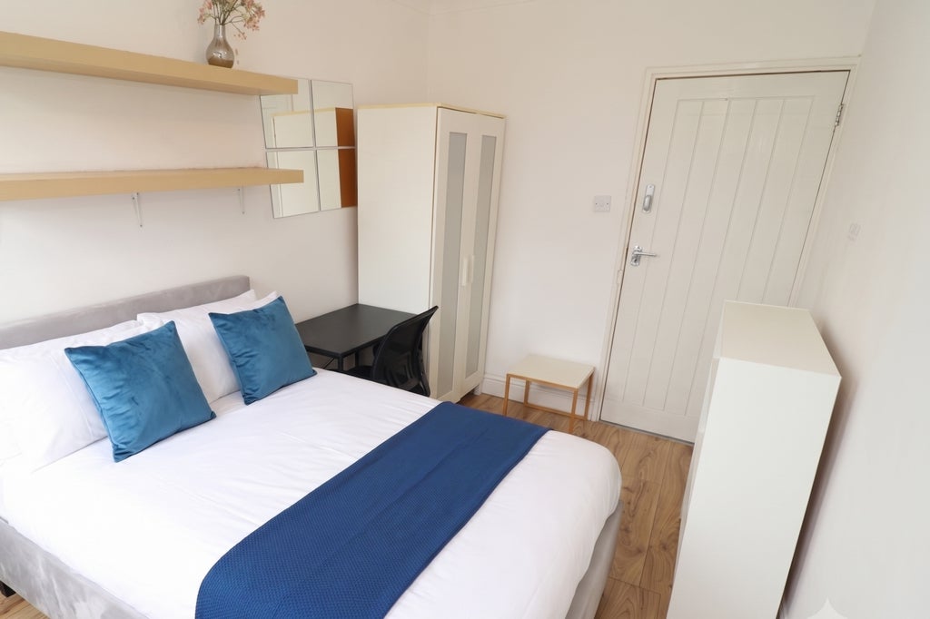 Room Globe Road in Greater London
