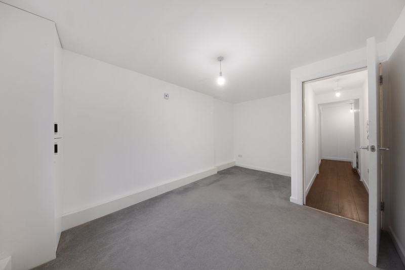 Flat Norman Grove in Greater London