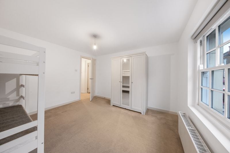 Flat Norman Grove in Greater London