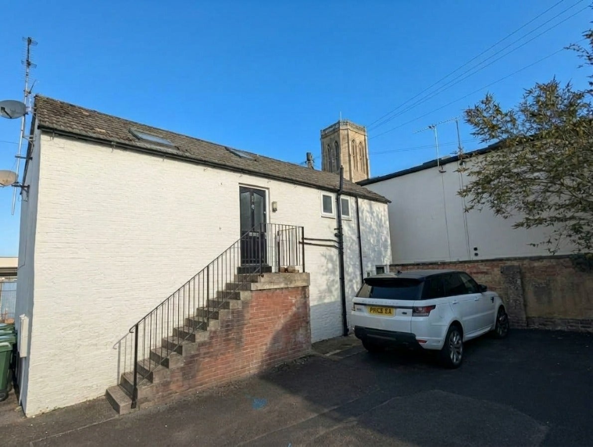 Flat Trinity Lane in Cheltenham