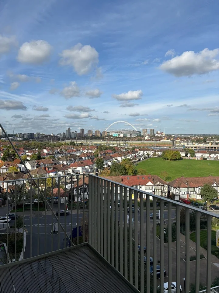 Flat Beresford Avenue in Greater London