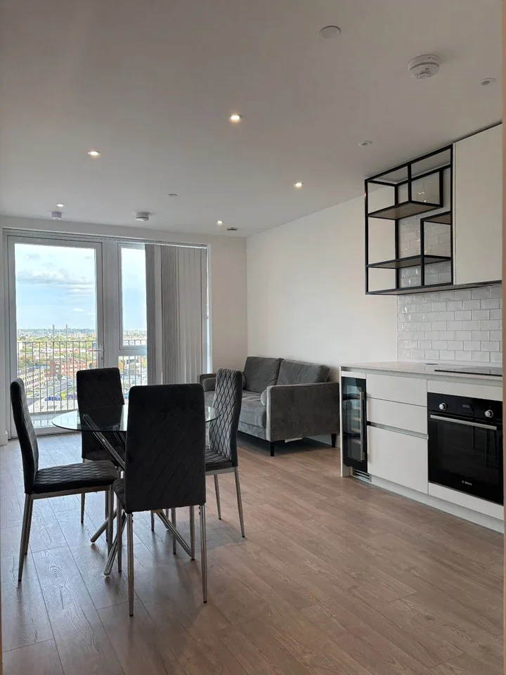 Flat Beresford Avenue in Greater London
