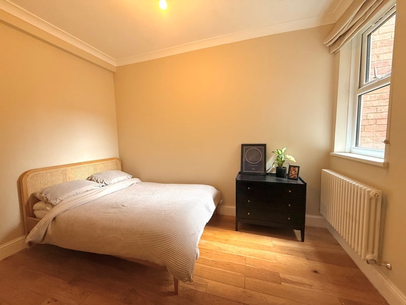 Room Dawlish Road in Greater London