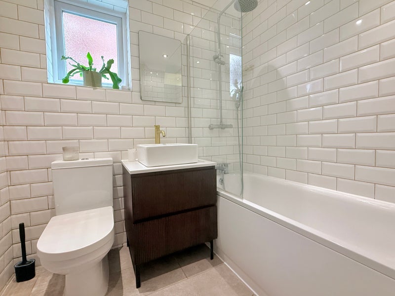 Room Dawlish Road in Greater London