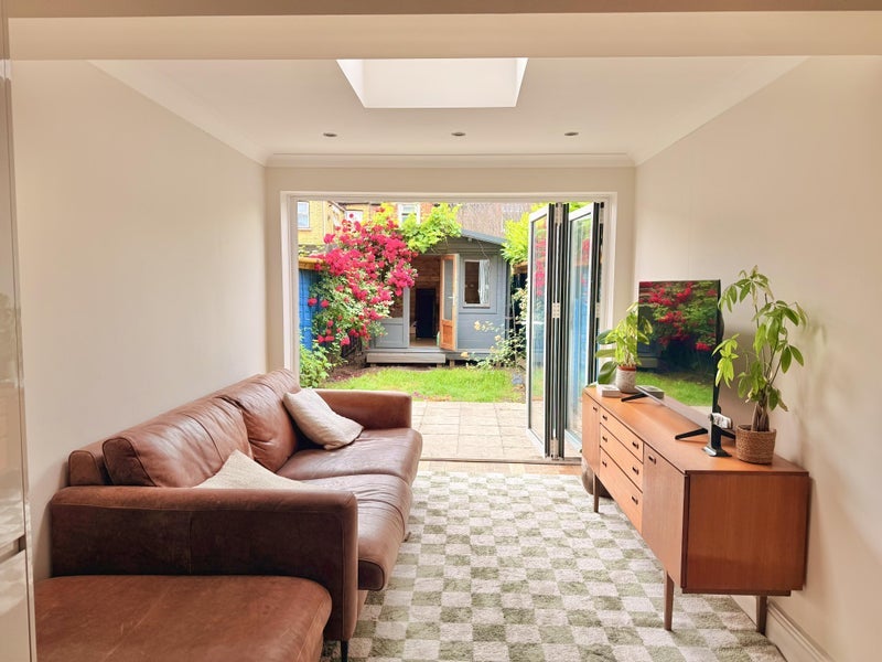 Room Dawlish Road in Greater London