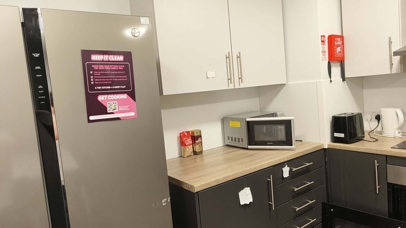 Room Empire Way in Greater London