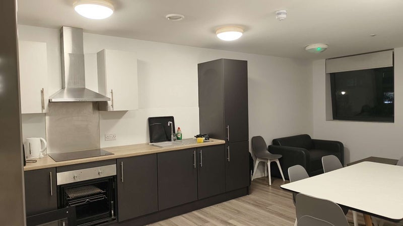 Room Empire Way in Greater London
