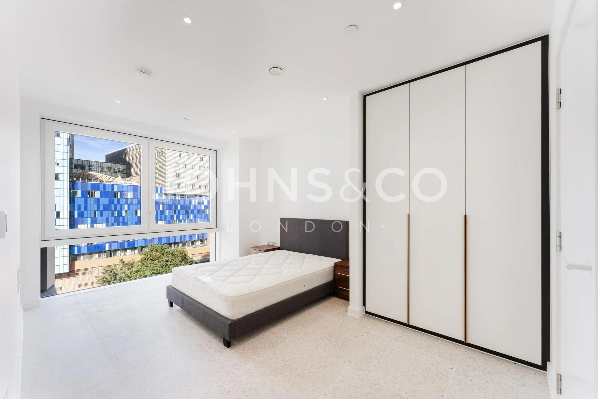 Flat Raven Row in Greater London