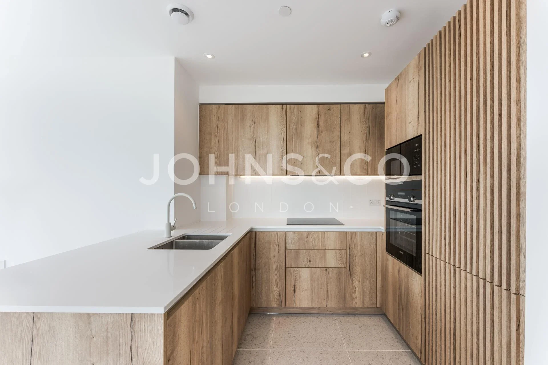 Flat Raven Row in Greater London