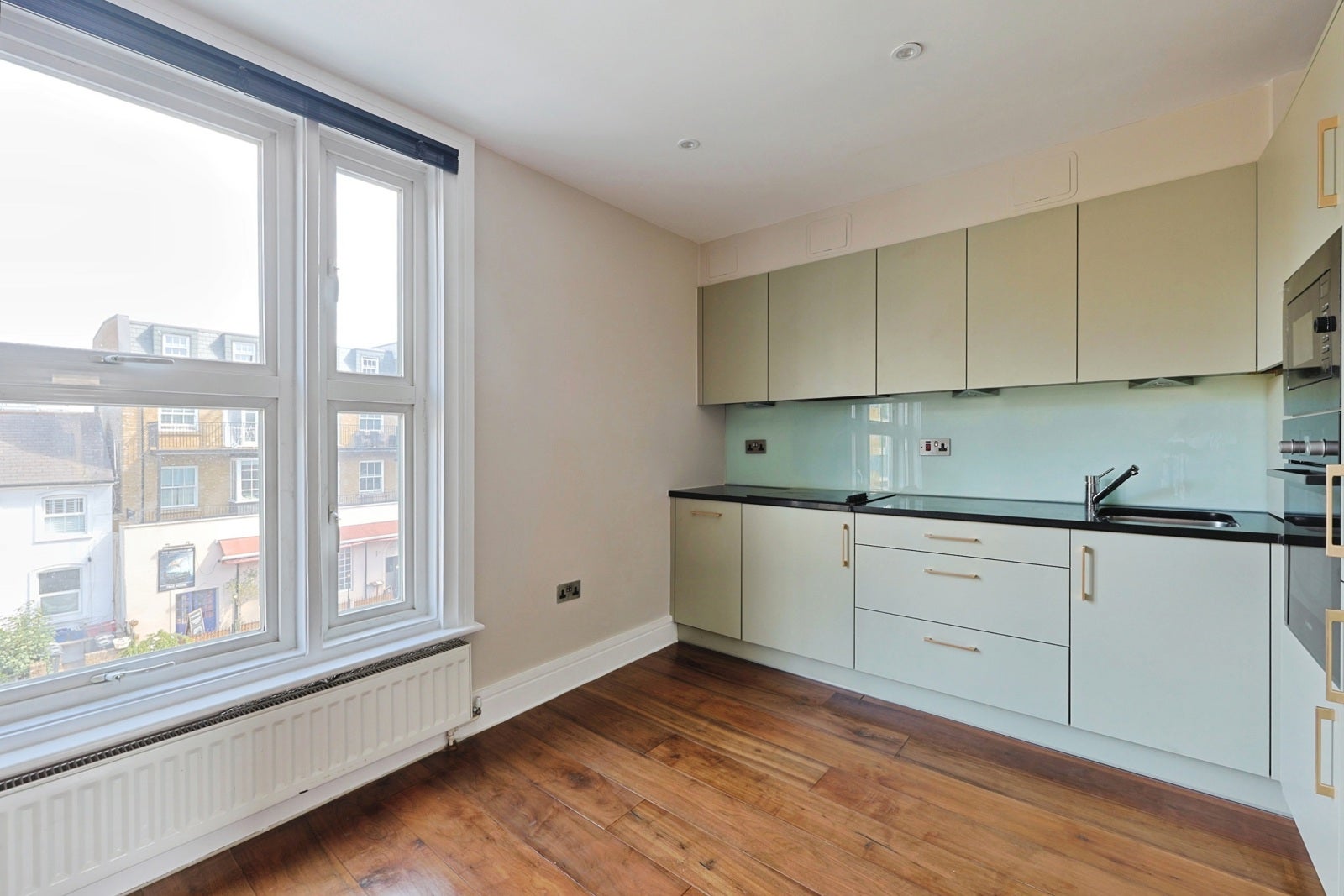Flat Chiswick High Road in Greater London