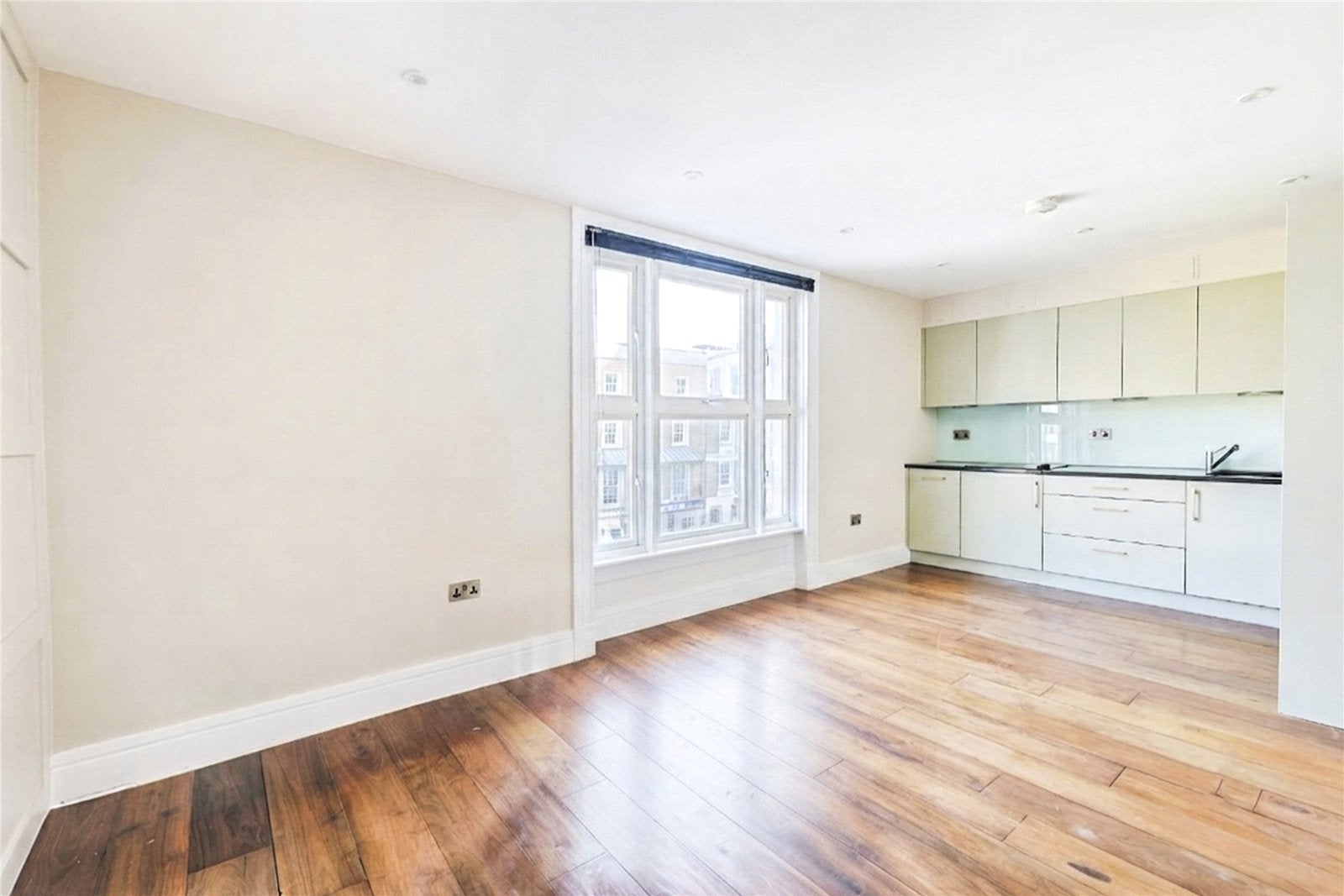 Flat Chiswick High Road in Greater London