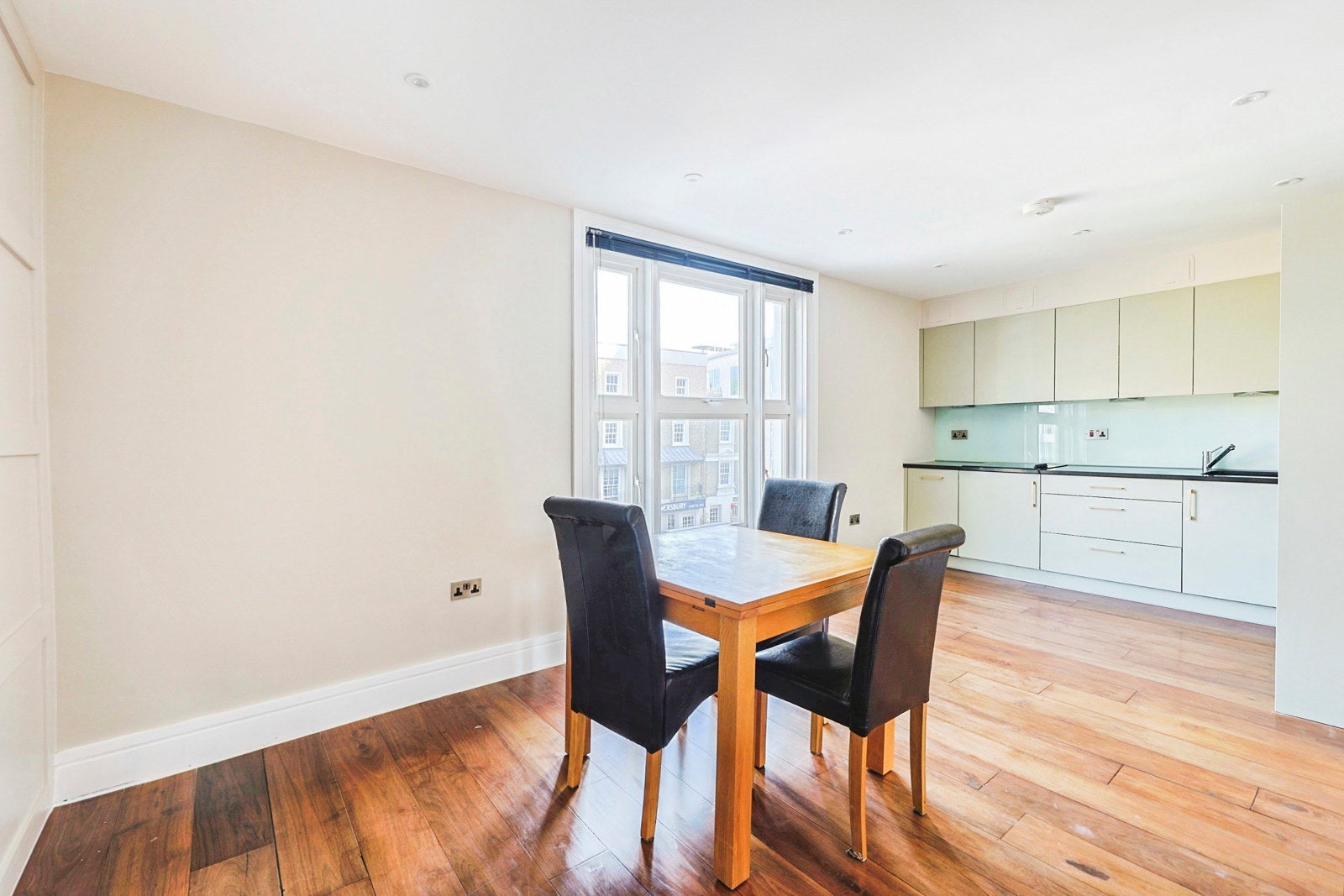 Flat Chiswick High Road in Greater London