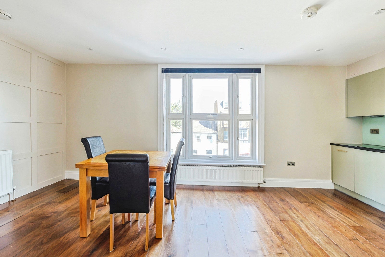 Flat Chiswick High Road in Greater London