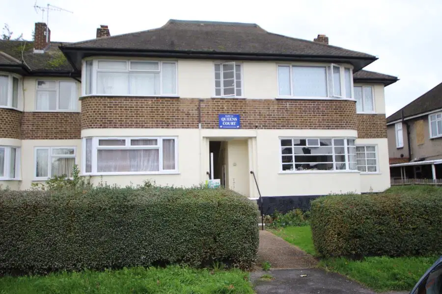Flat Kenton Lane in Greater London