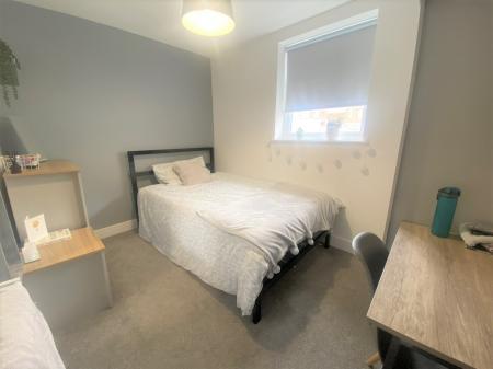 Room Goodwood Road in Portsmouth