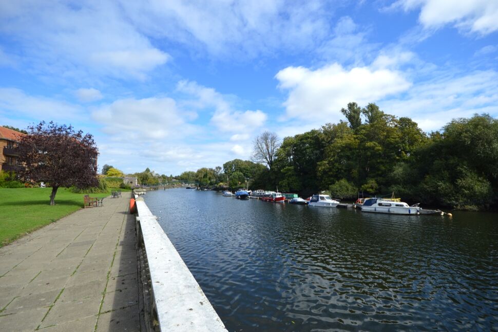 Flat Cross Deep in Greater London