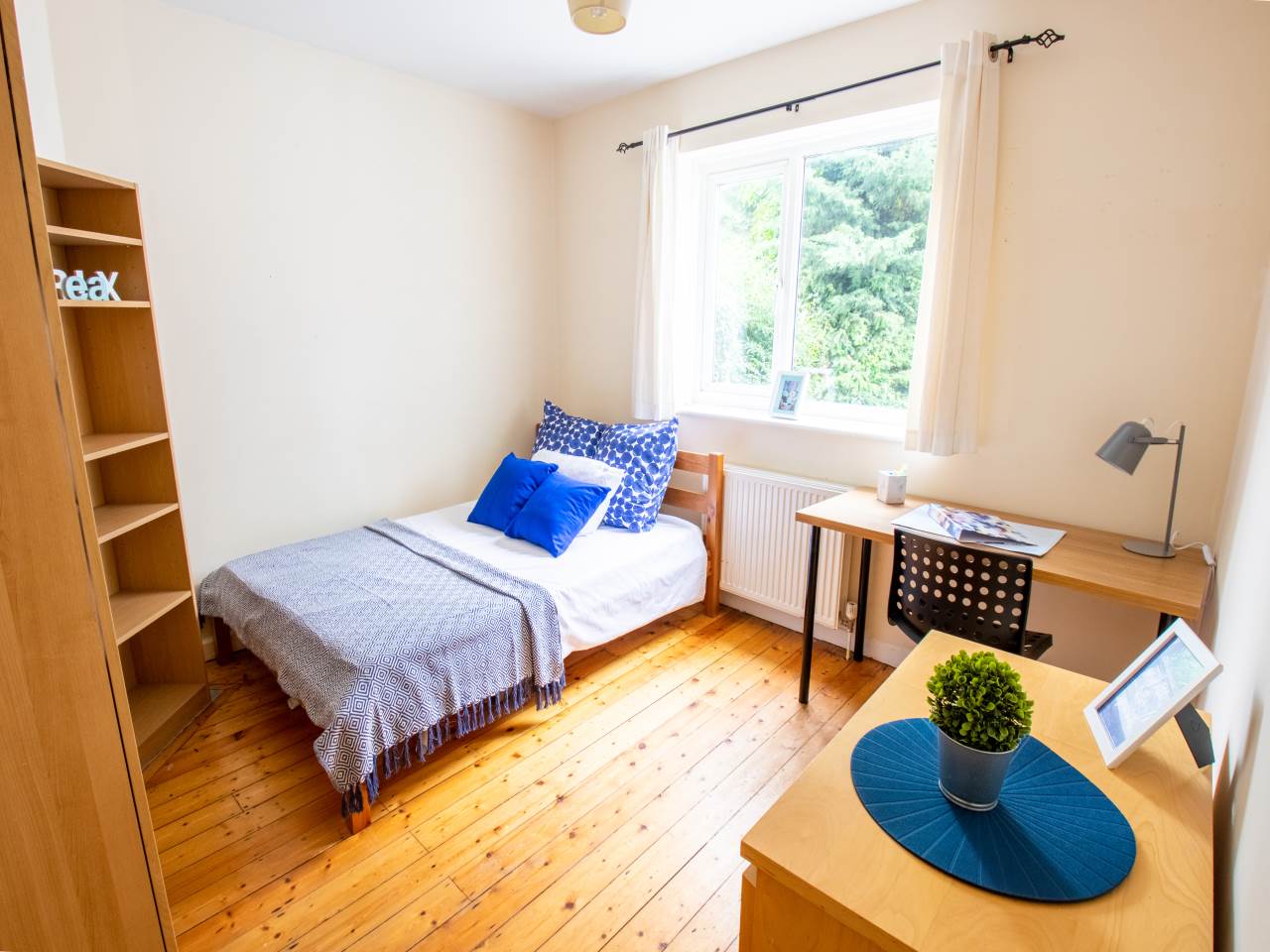 Flat Mandeville Road in Canterbury