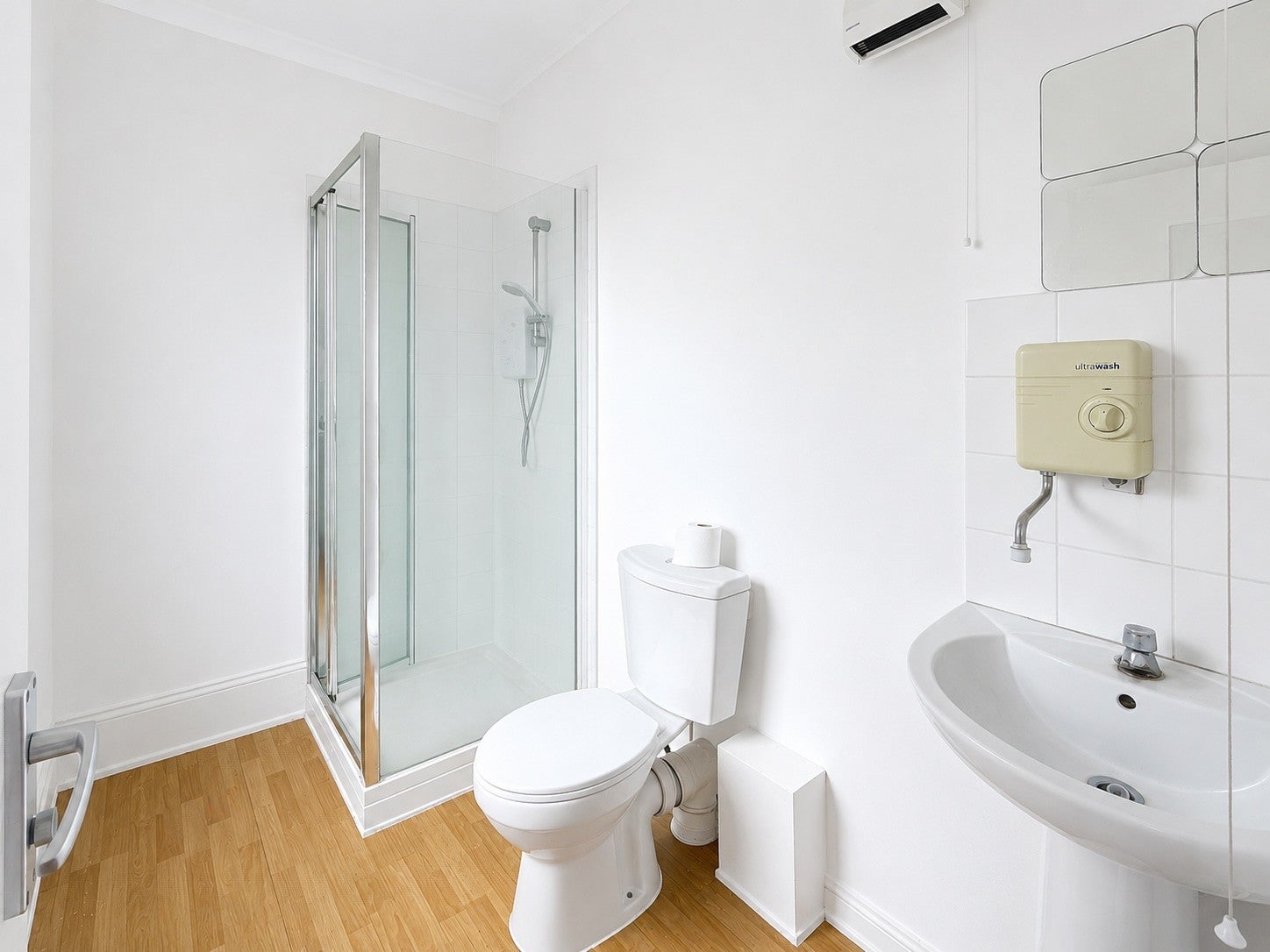 Flat Acton Lane in Greater London
