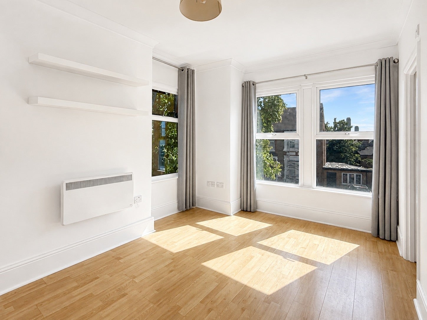 Flat Acton Lane in Greater London