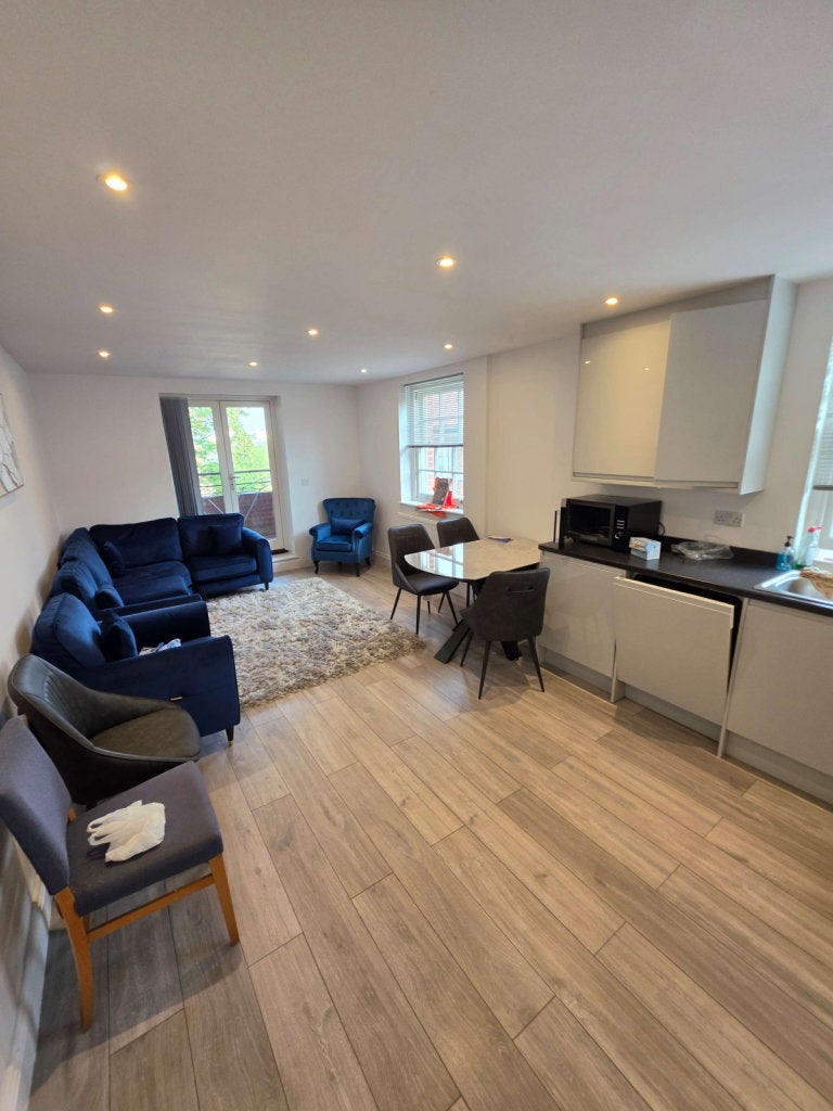 Flat Ferndale Terrace in Greater London
