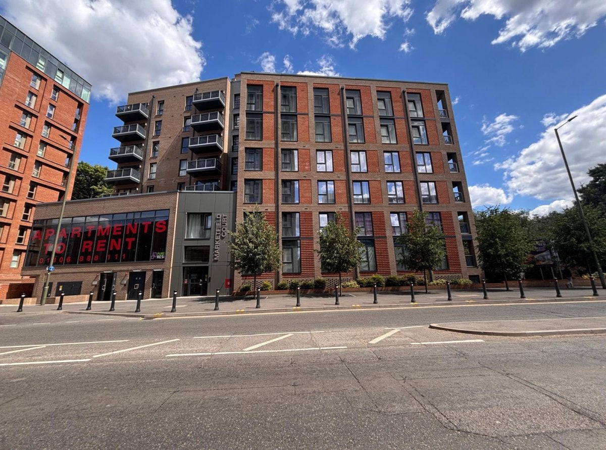 Flat Marketfield Road in Redhill