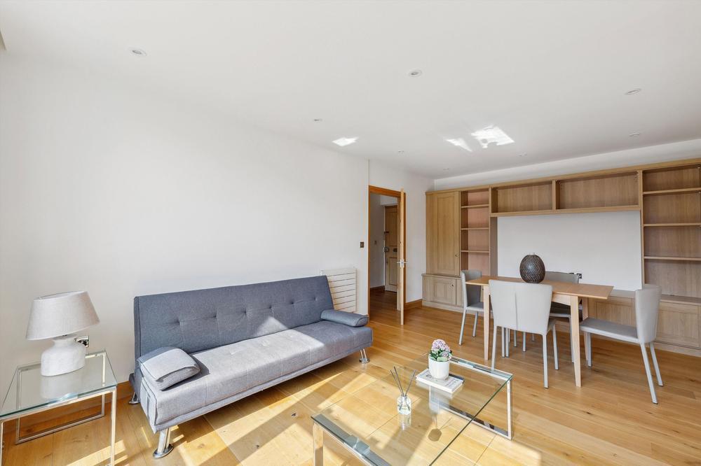 Flat Park Crescent in City of Westminster