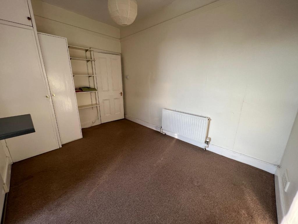 Flat Leopold Road in Greater London