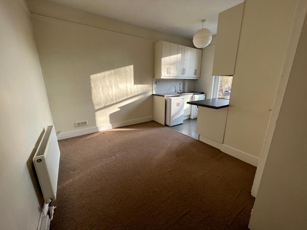 Flat Leopold Road in Greater London