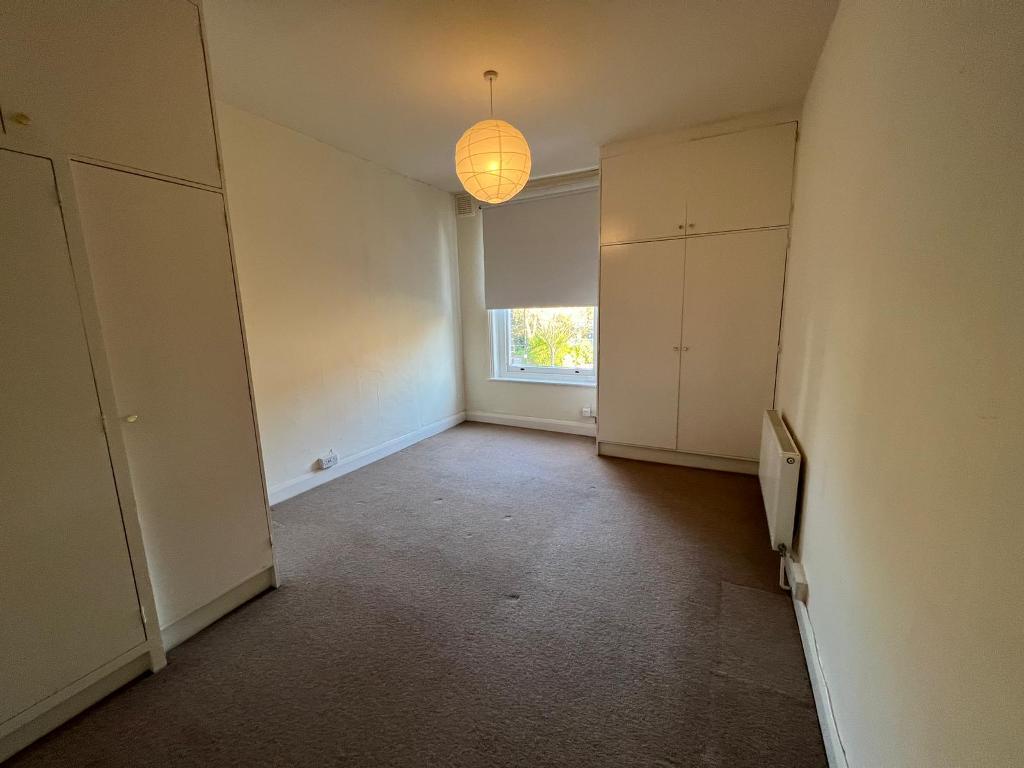Flat Leopold Road in Greater London