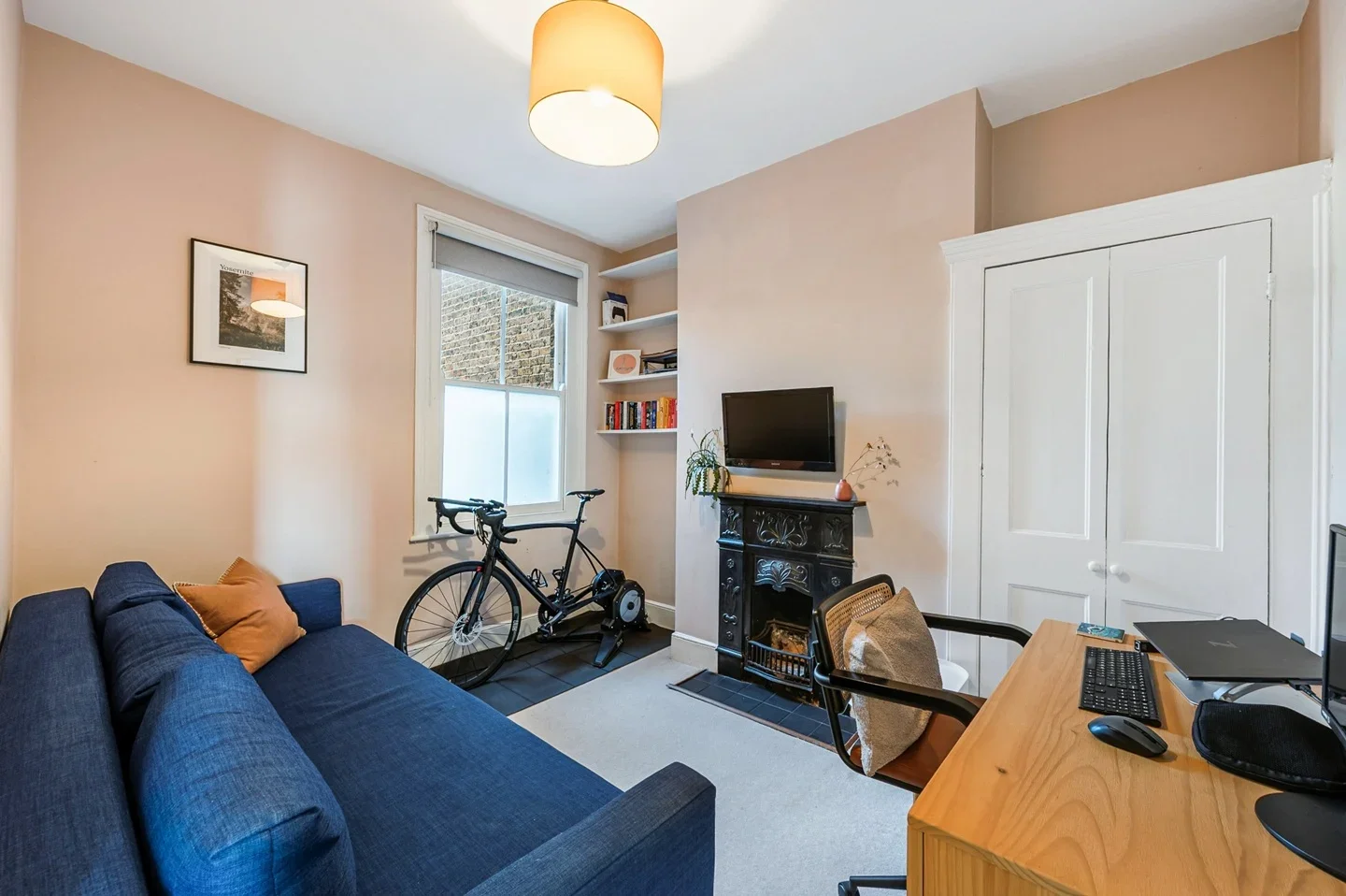 Flat Thorpebank Road in Greater London
