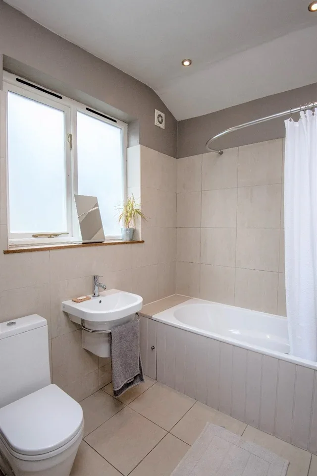 Flat Thorpebank Road in Greater London