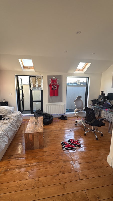 Room Rushmore Road in Greater London
