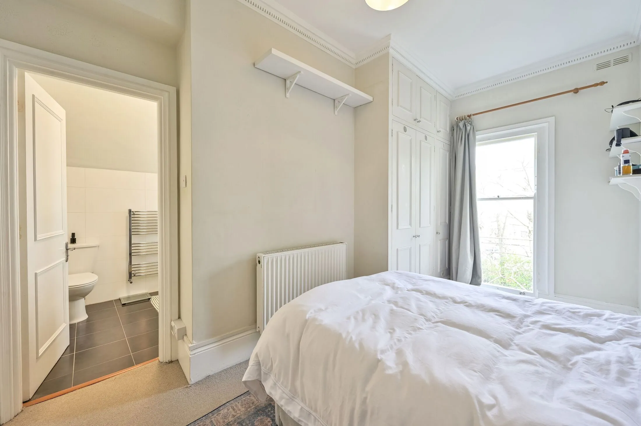 Flat Oakhill Road in Greater London