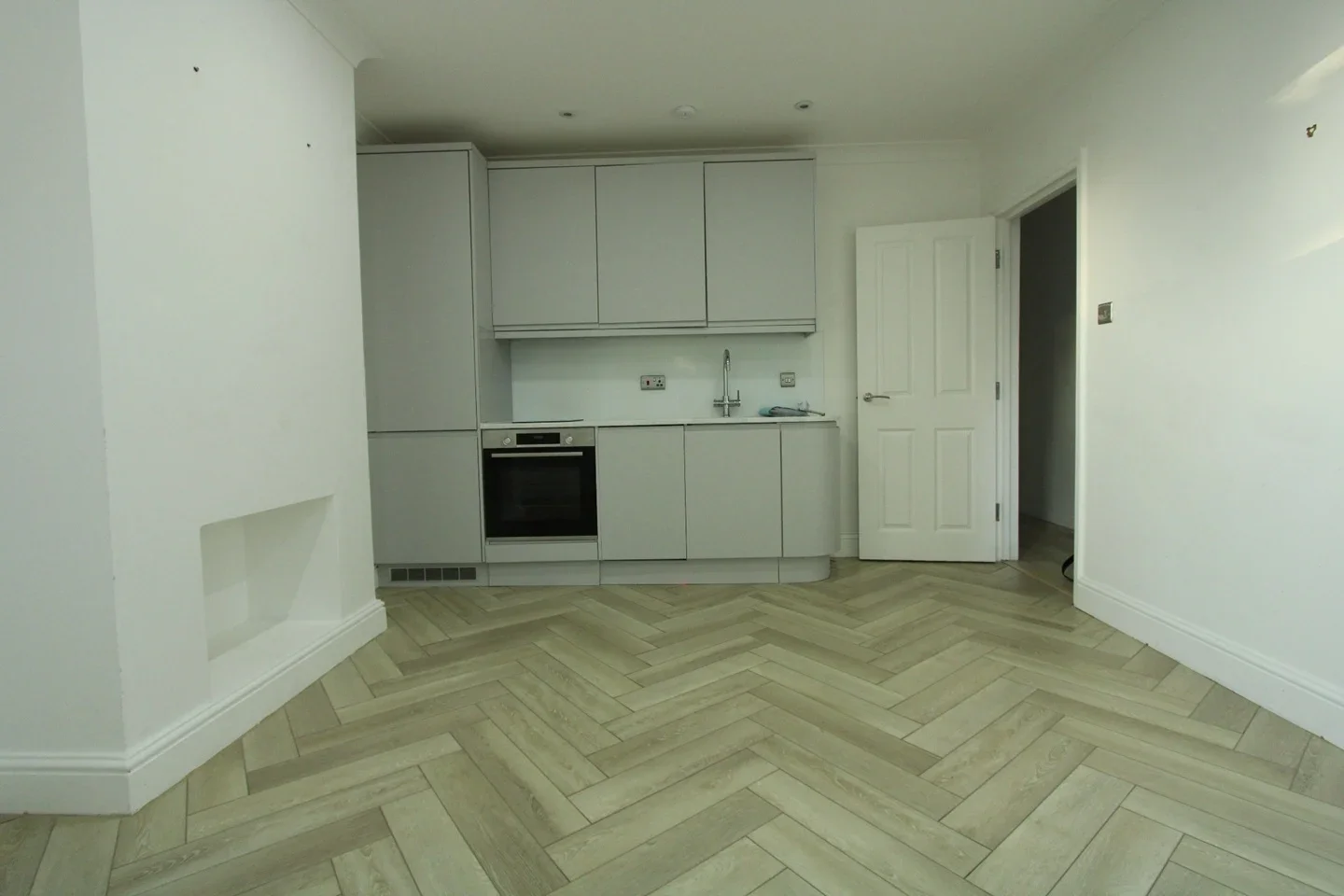Flat Wycliffe Road in Greater London
