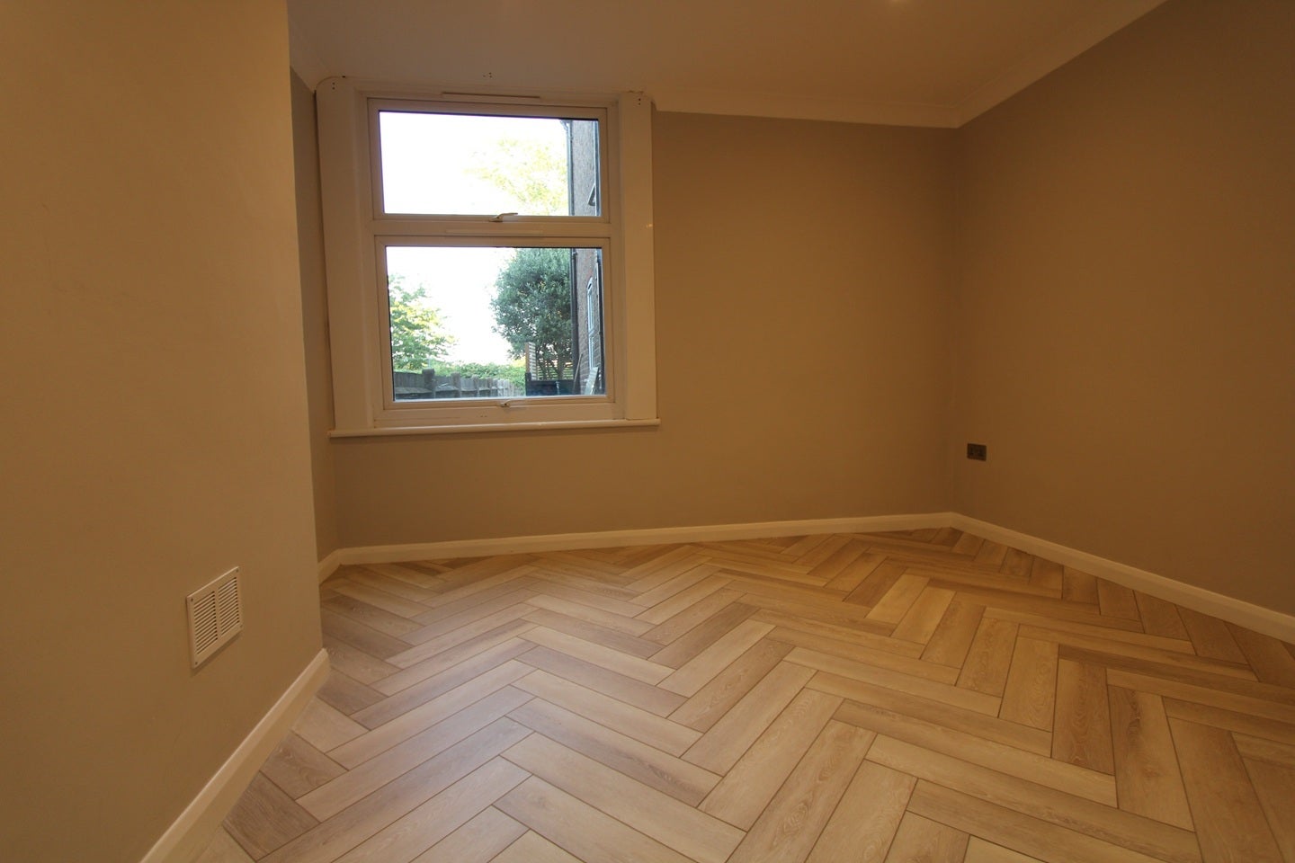Flat Wycliffe Road in Greater London