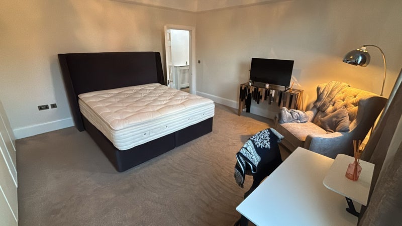 Room Finchley Road in Greater London