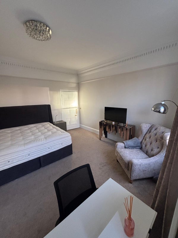 Room Finchley Road in Greater London