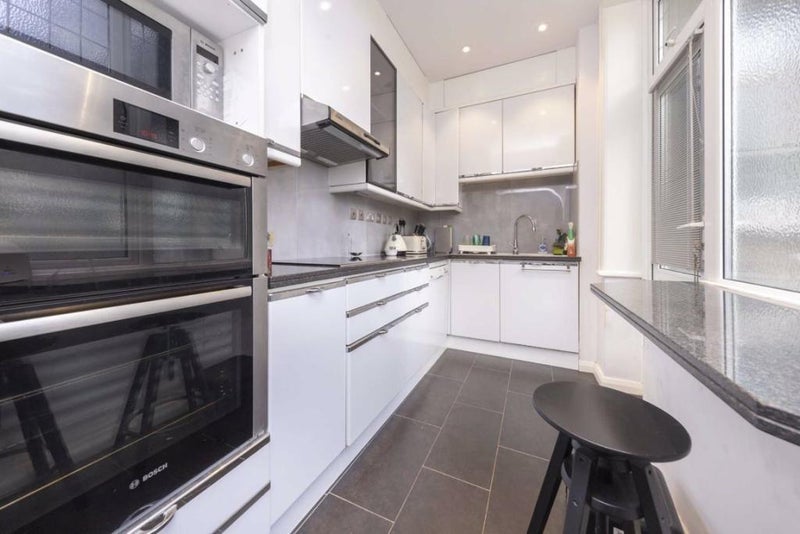 Room Finchley Road in Greater London
