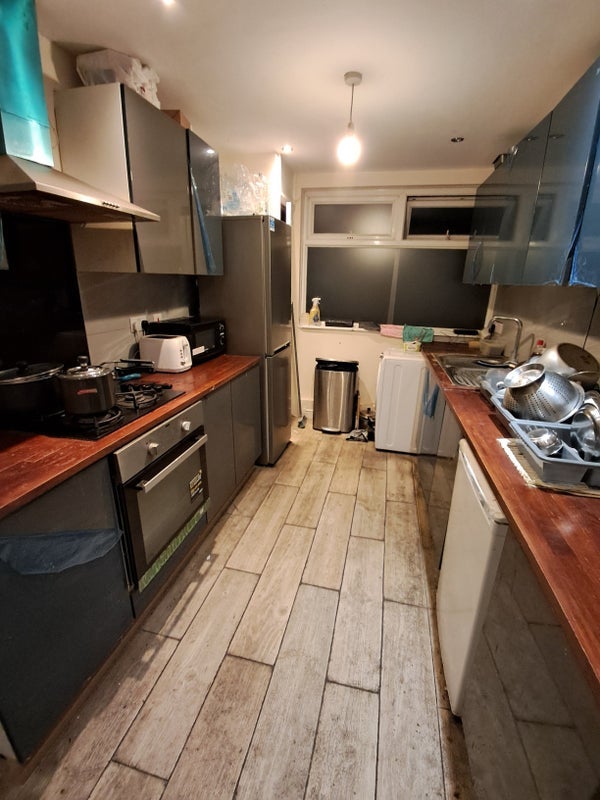 Room Maconochies Road in Greater London