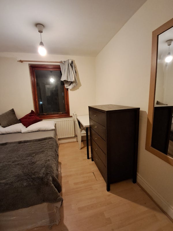 Room Maconochies Road in Greater London