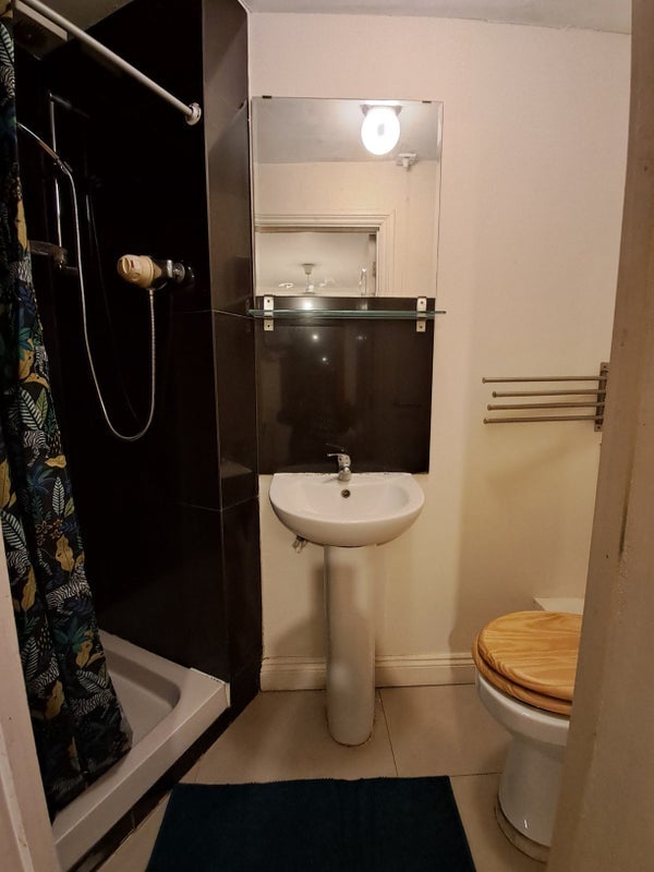 Room Maconochies Road in Greater London