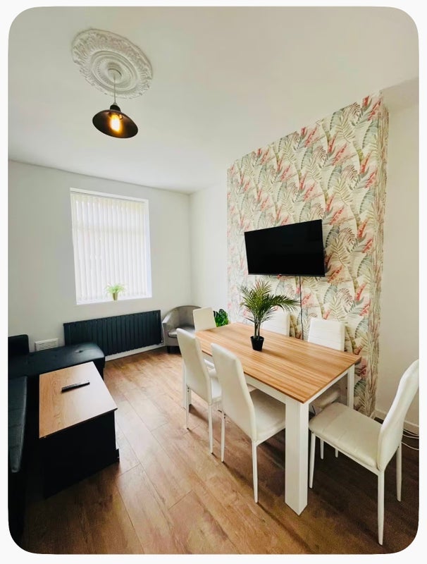 Room Hawkesworth Street in Liverpool