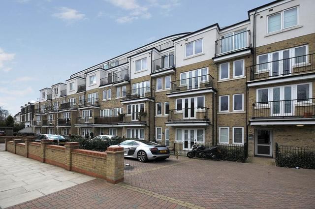 Room Cambridge Avenue in Greater London