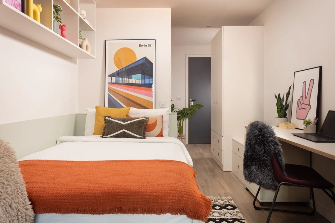 Room Station Street in Greater London